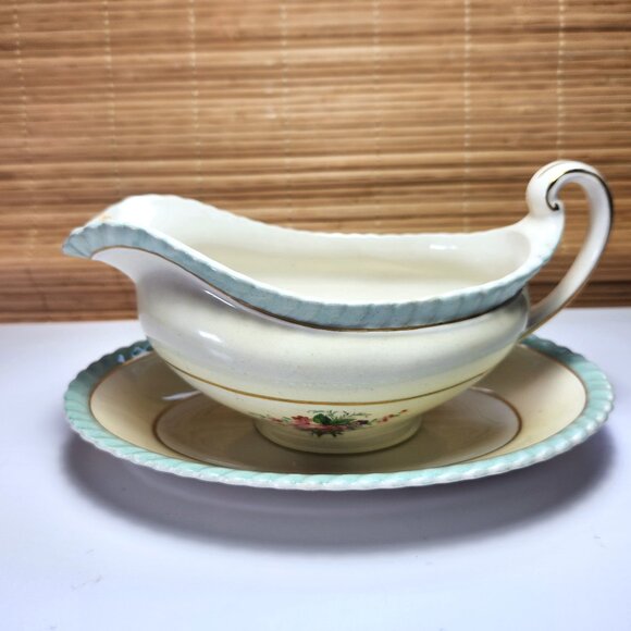 Johnson Brothers Gravy Boat Windsorware JB18 Floral Pattern Aqua Fluted Rim - Picture 1 of 12
